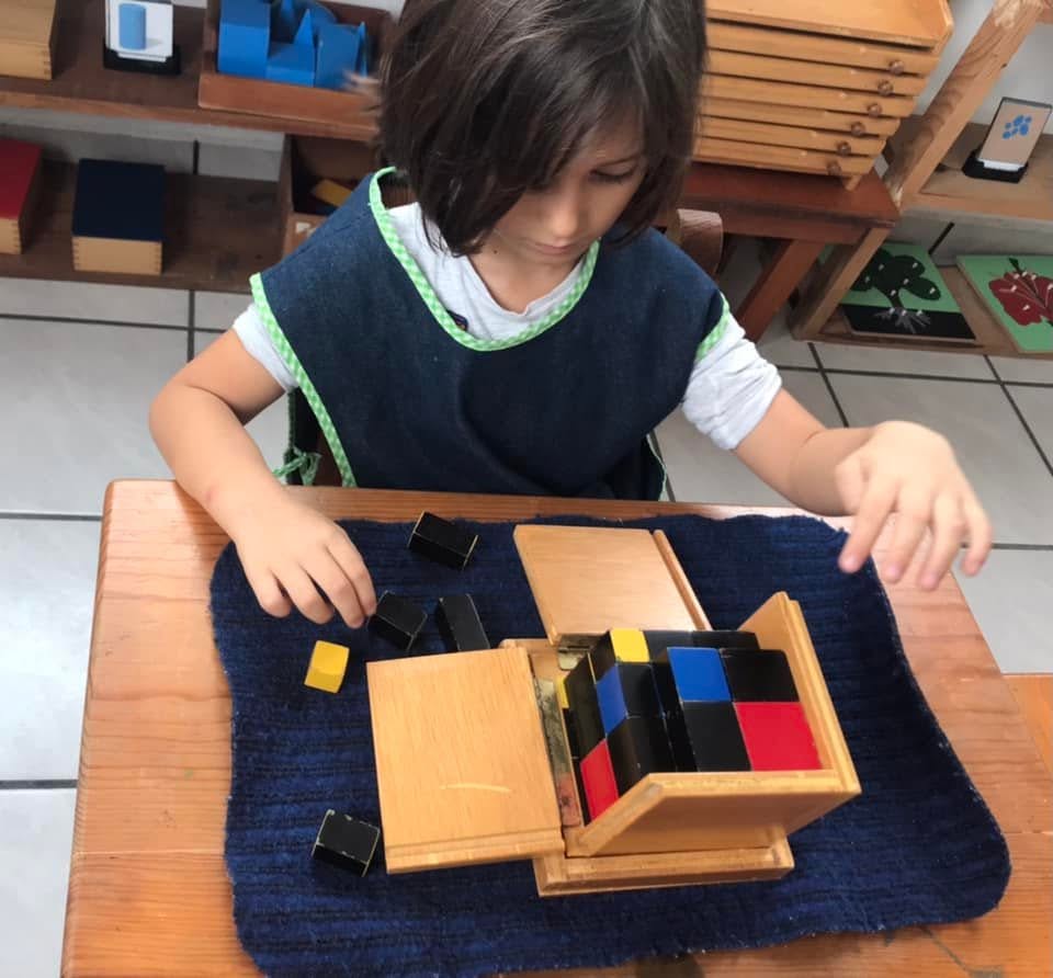 Concentración y exploración con material Montessori