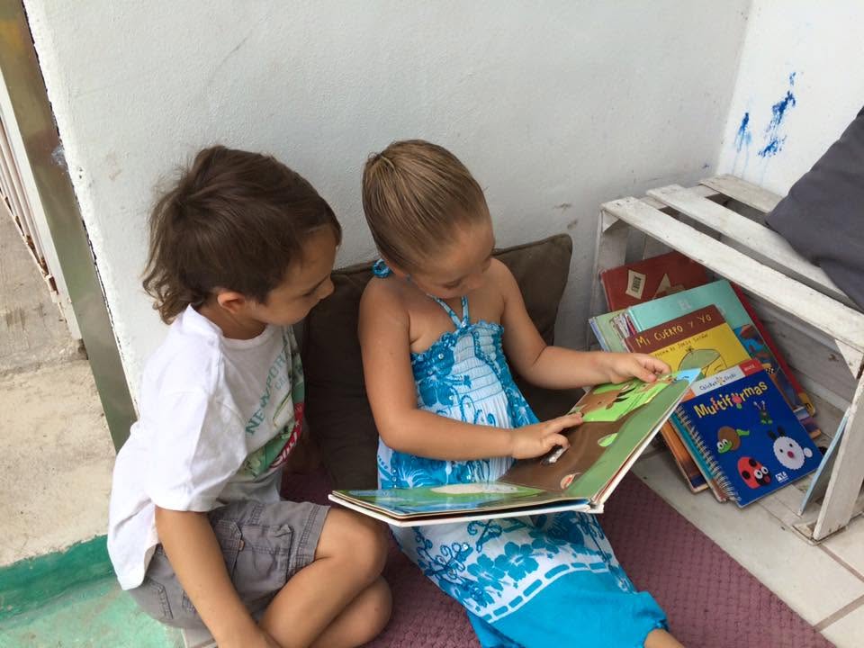Dos niños compartiendo un momento de lectura