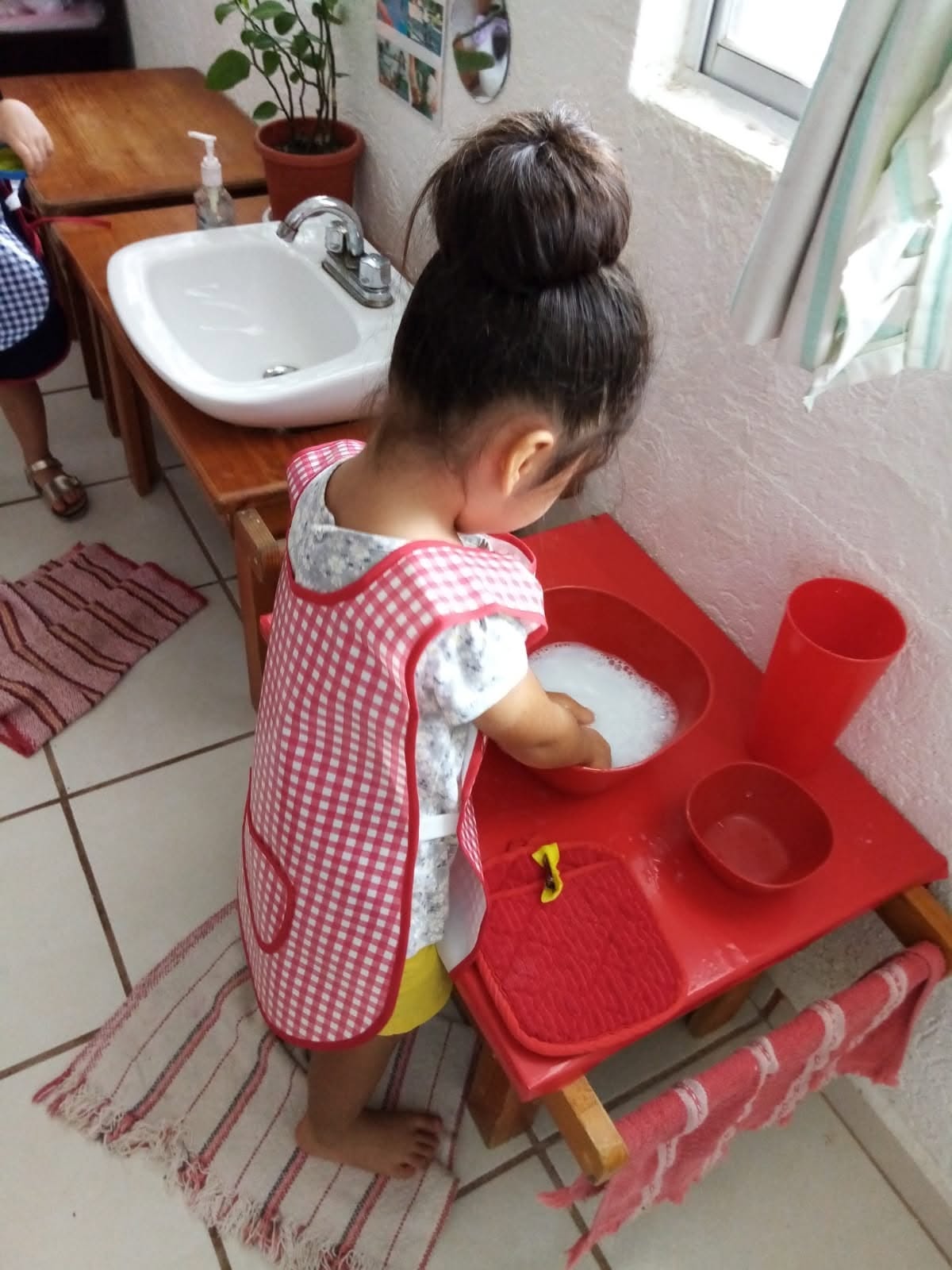 Actividad de vida práctica en el ambiente preparado